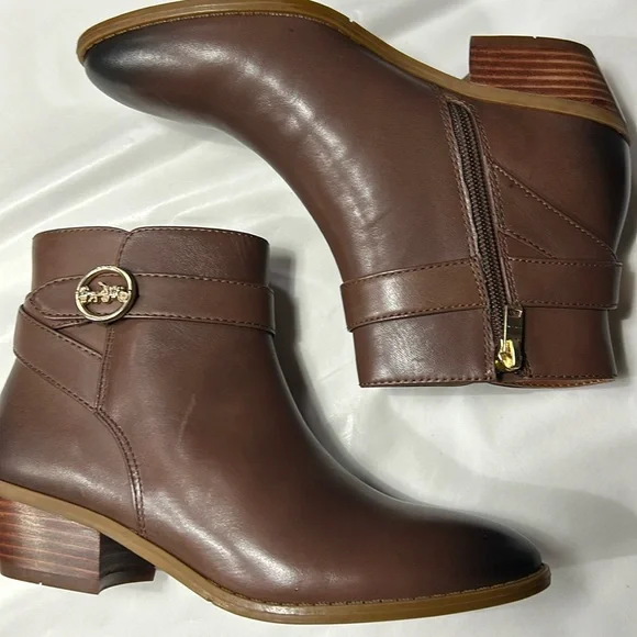 Coach Dylan Horse and Carriage bootie in walnut leather. Inner zipper. Size 5.5 - Picture 2 of 8